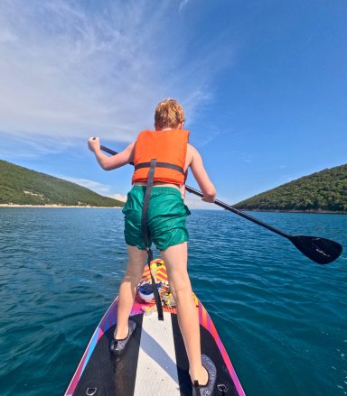 Stand-up-Paddling am Strand von Krnica